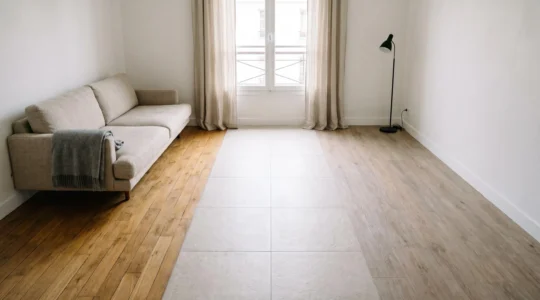 Salon lumineux de 30 m² avec trois zones de sol distinctes illustrant parquet, carrelage et vinyle en comparaison esthétique