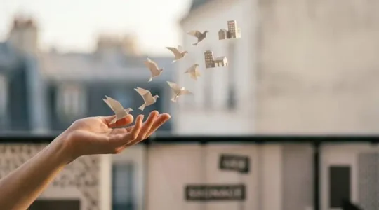Illustration symbolique d'un revenu immobilier passif genere sans gestion directe de locataires